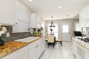 Kitchen/Breakfast Area