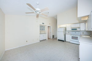 Kitchen Eat-in Area3
