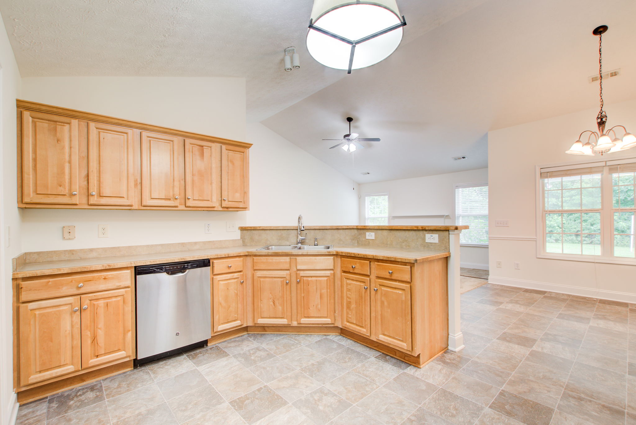 15 Kitchen A w Breakfast Area