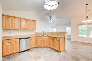 15 Kitchen A w Breakfast Area