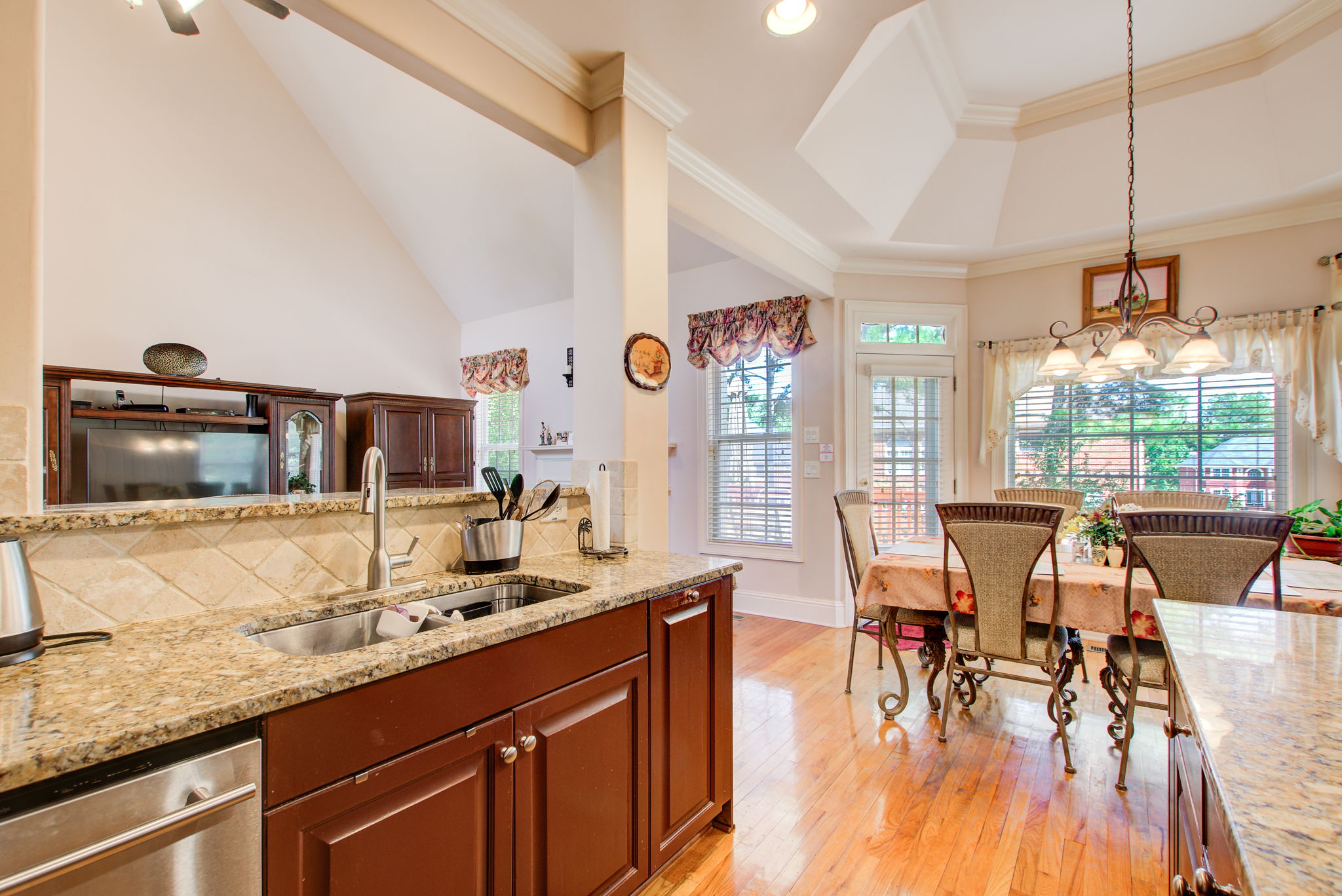 14 Kitchen C w Breakfast Area