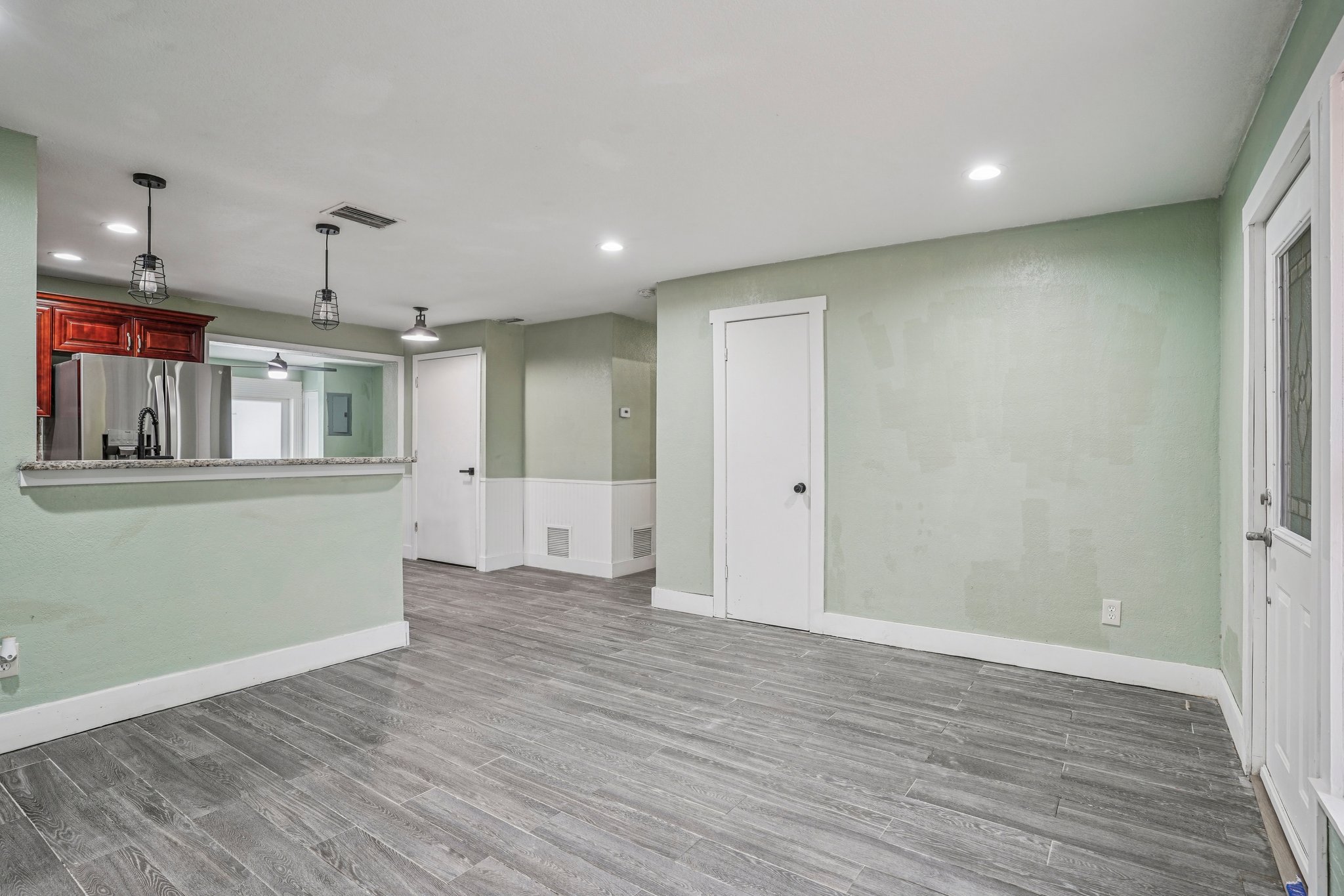 N Devon Ave-S2208-011.jpg