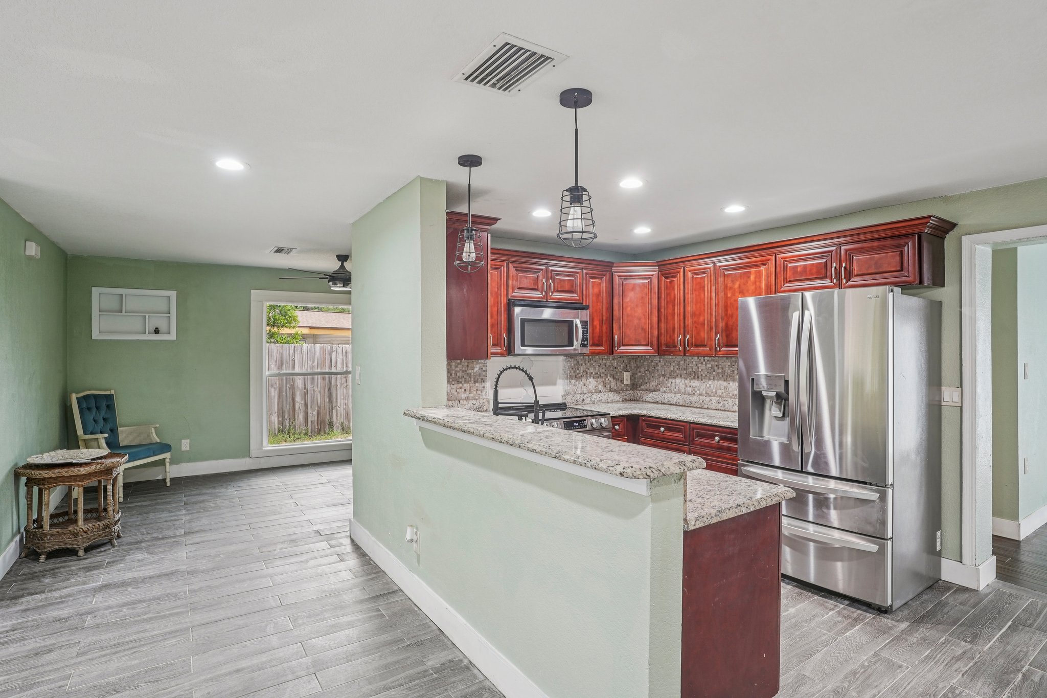N Devon Ave-S2208-014.jpg