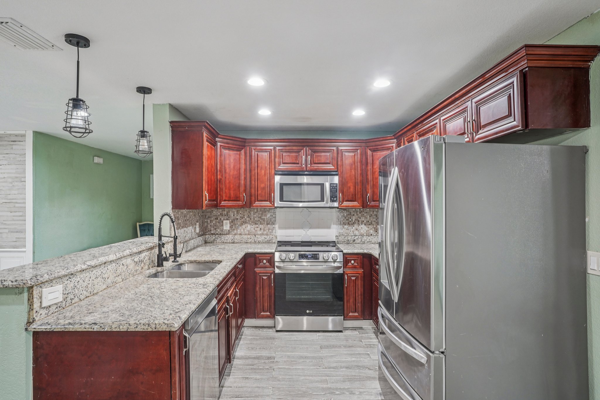 N Devon Ave-S2208-017.jpg