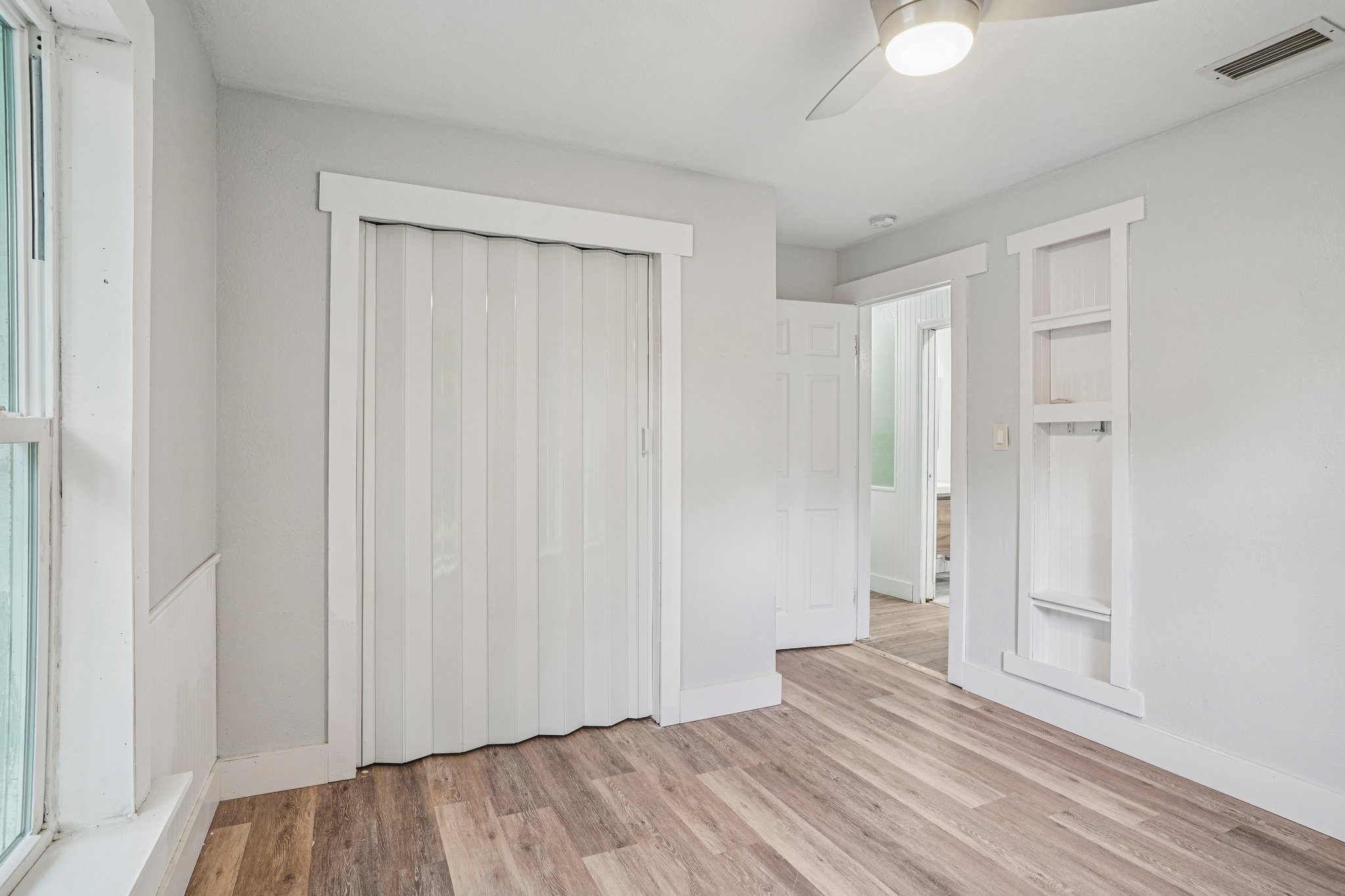 N Devon Ave-S2208-027.jpg