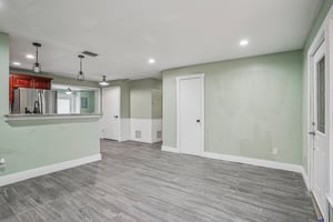 N Devon Ave-S2208-011.jpg