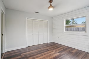 N Devon Ave-S2208-022.jpg