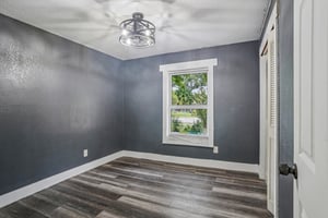 N Devon Ave-S2208-024.jpg