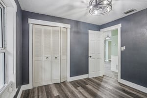 N Devon Ave-S2208-025.jpg