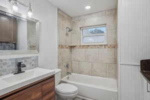 N Devon Ave-S2208-030.jpg