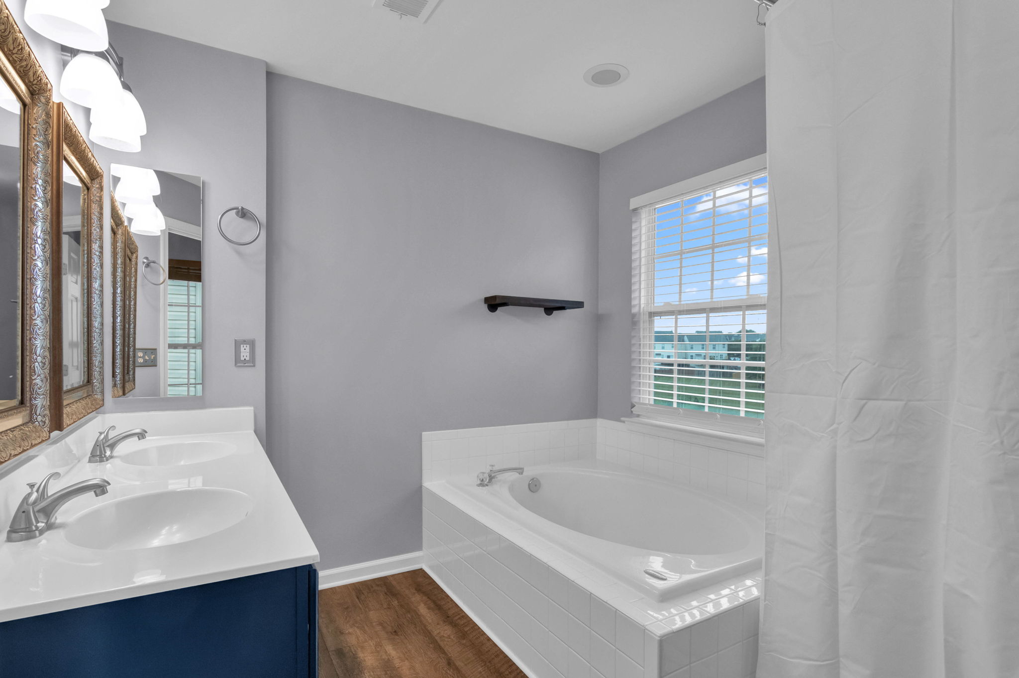 Primary Bathroom with Tub & Shower!
