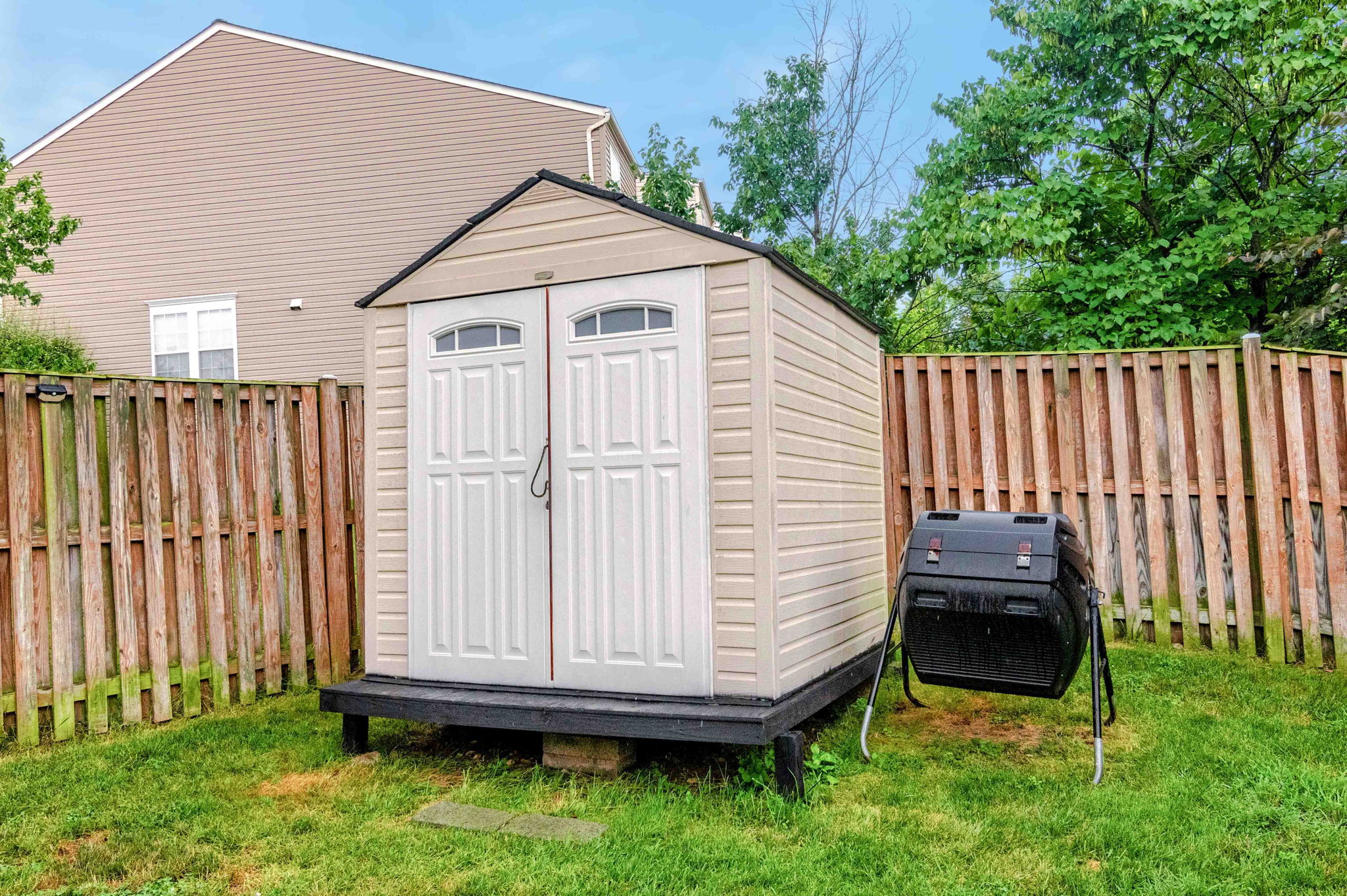 Shead with Fenced-in patio!