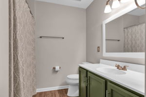 Upper level 2nd bath!