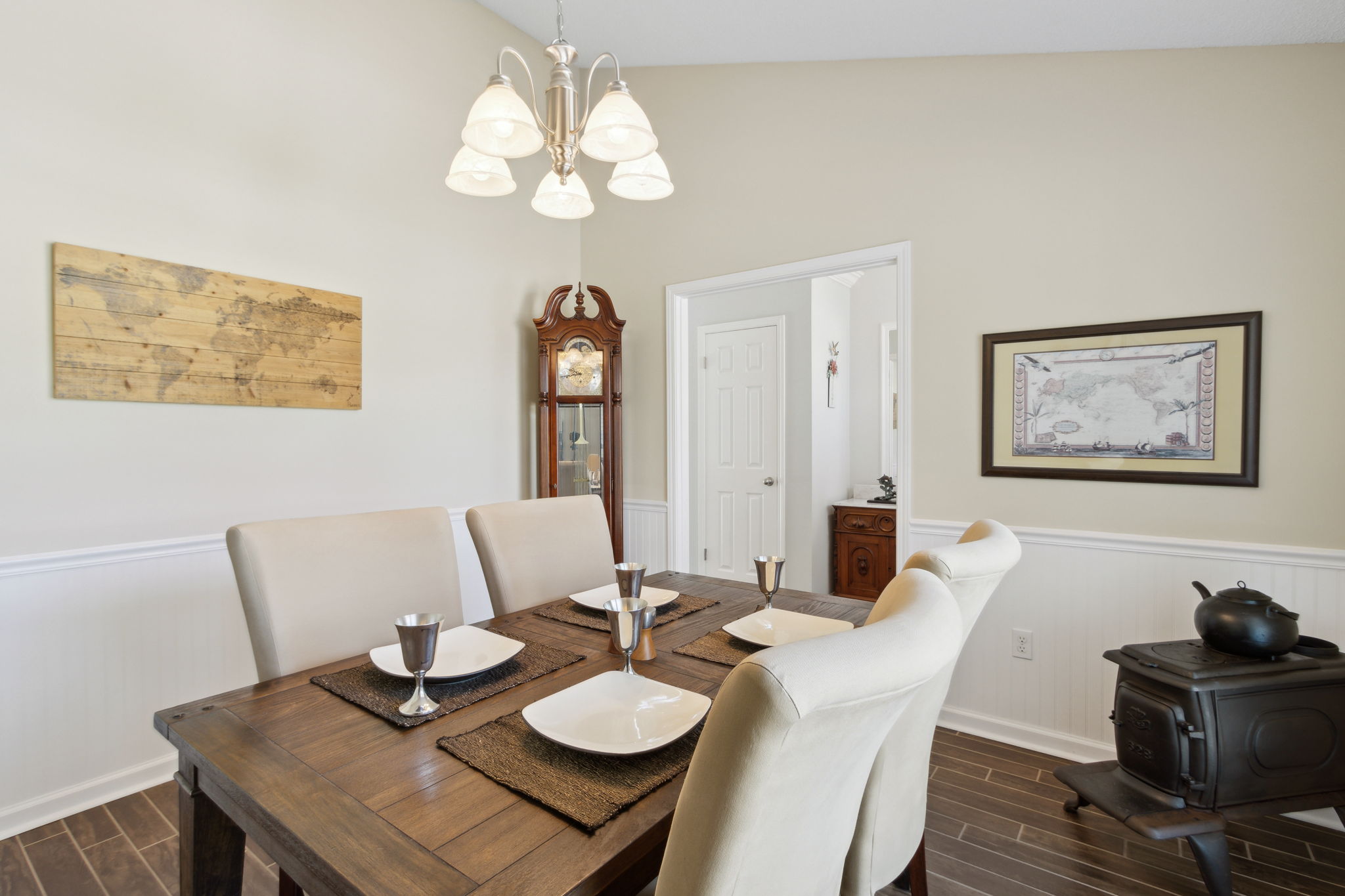 Dining room with chair rail molding