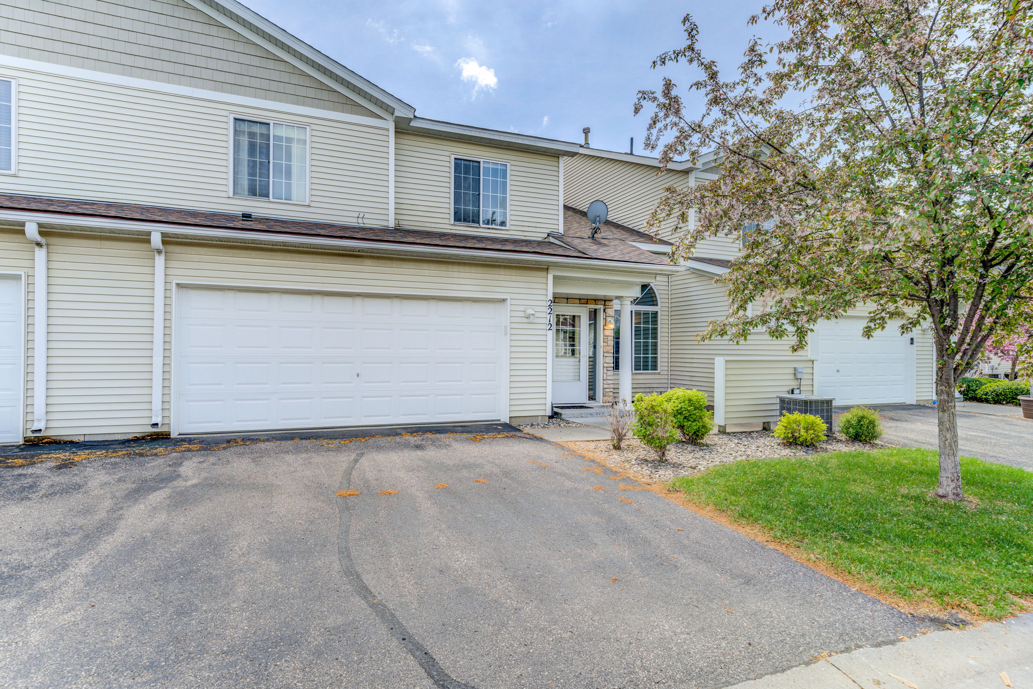 Spacious Hudson Townhome in Great Development! ArchiPix