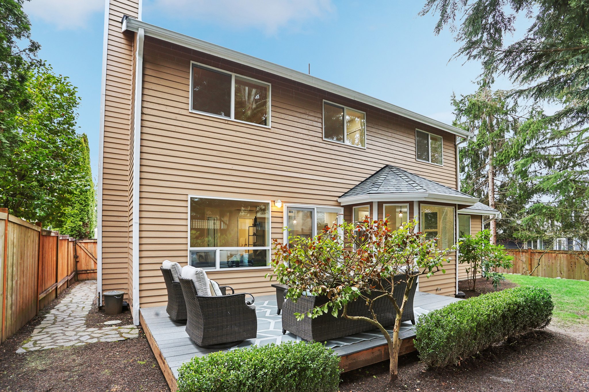 NE 9th Pl-S2603-042.jpg