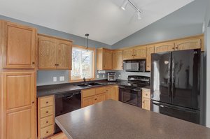 Large Kitchen with Breakfast Bar/ Island