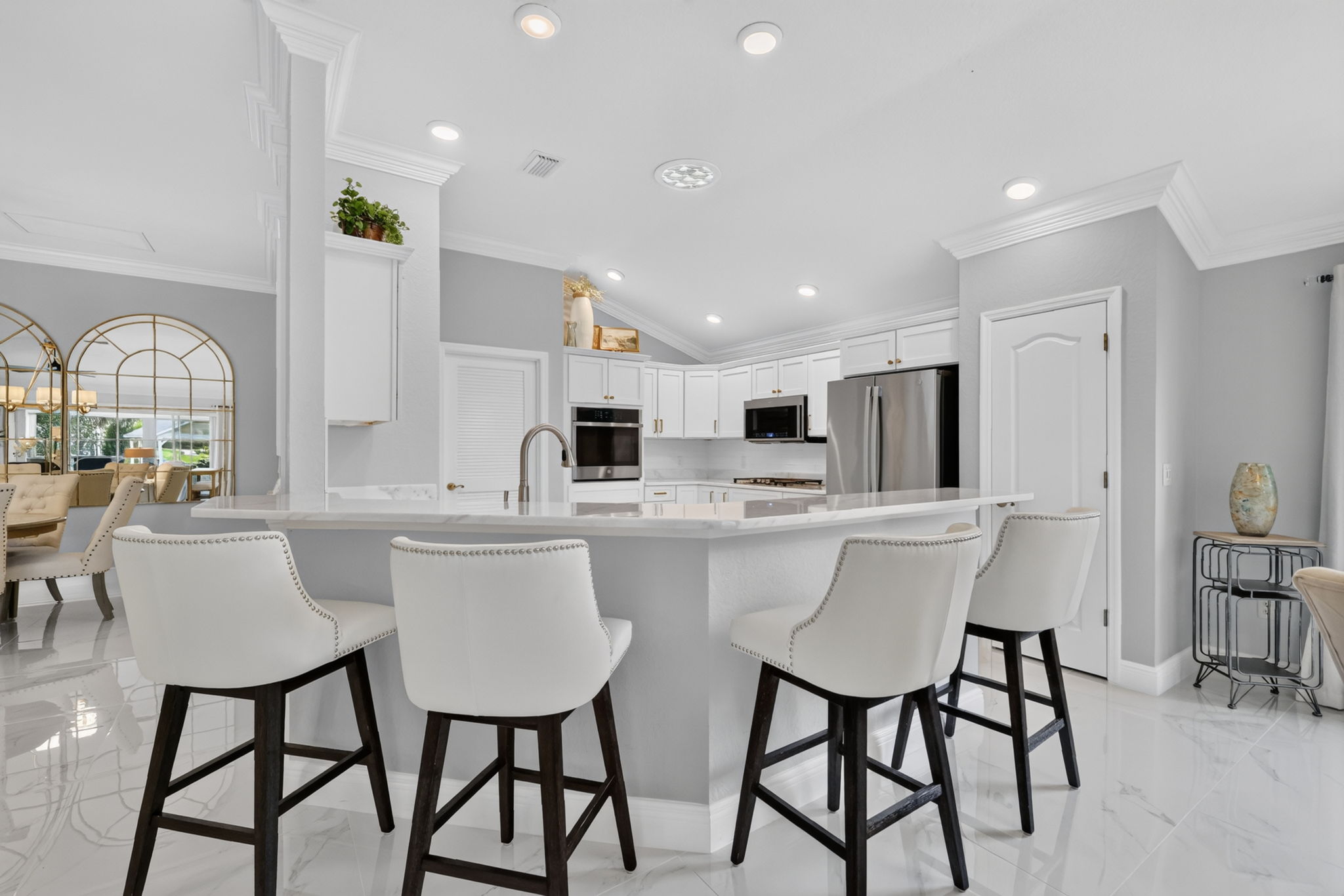 Kitchen Eat-In Breakfast Bar