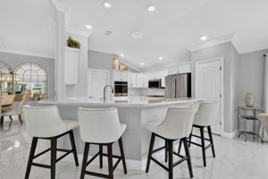 Kitchen Eat-In Breakfast Bar
