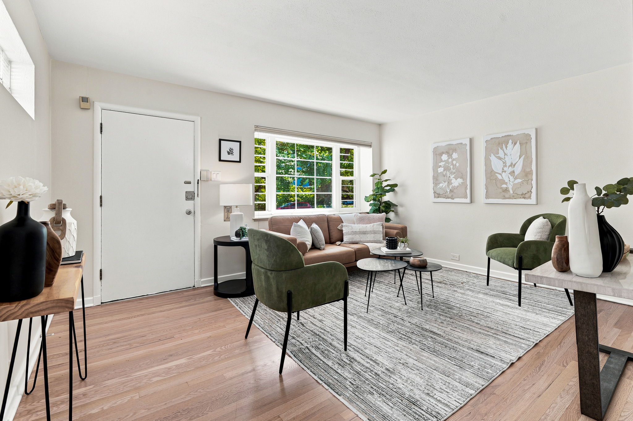South facing bay window = GREAT LIGHT!