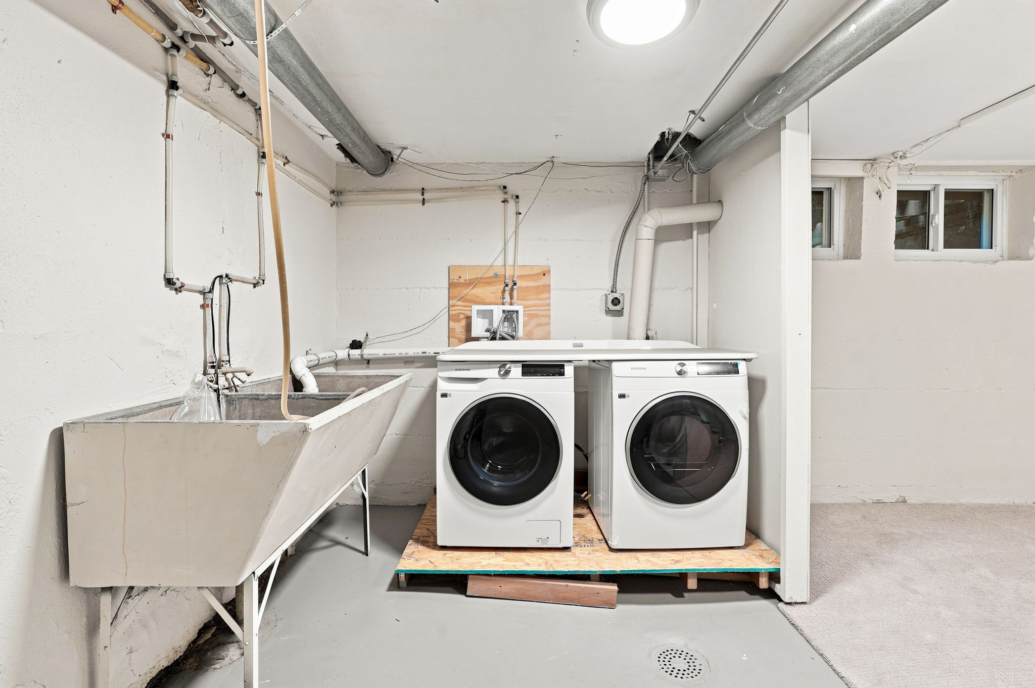 Additional flexspace and laundry room