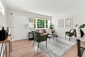 South facing bay window = GREAT LIGHT!