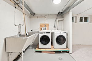 Additional flexspace and laundry room
