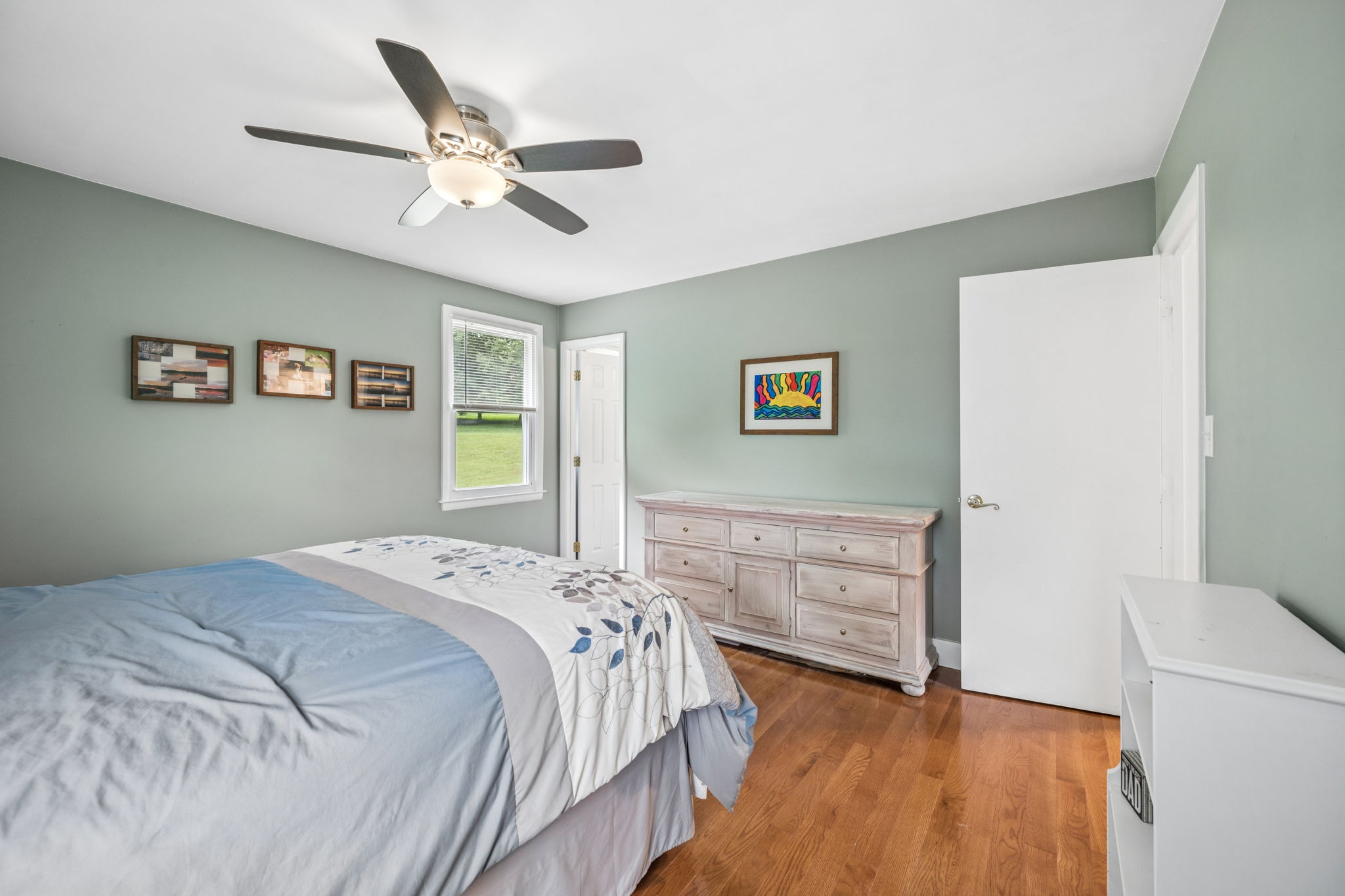 Larchmont 24