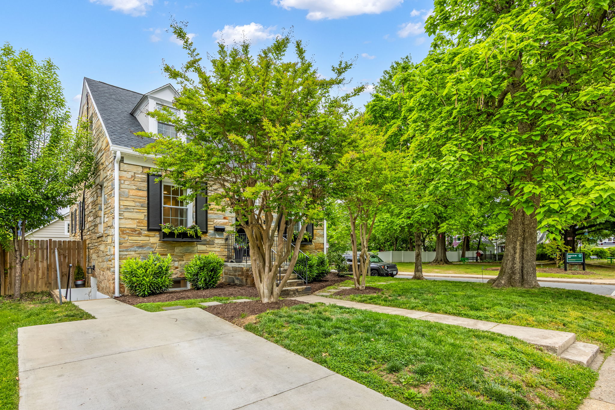 Del Ray - Renovated 3-level 4BR/2BA home!