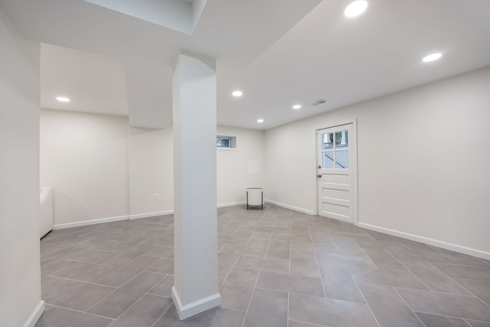 Lower level - expansive family room