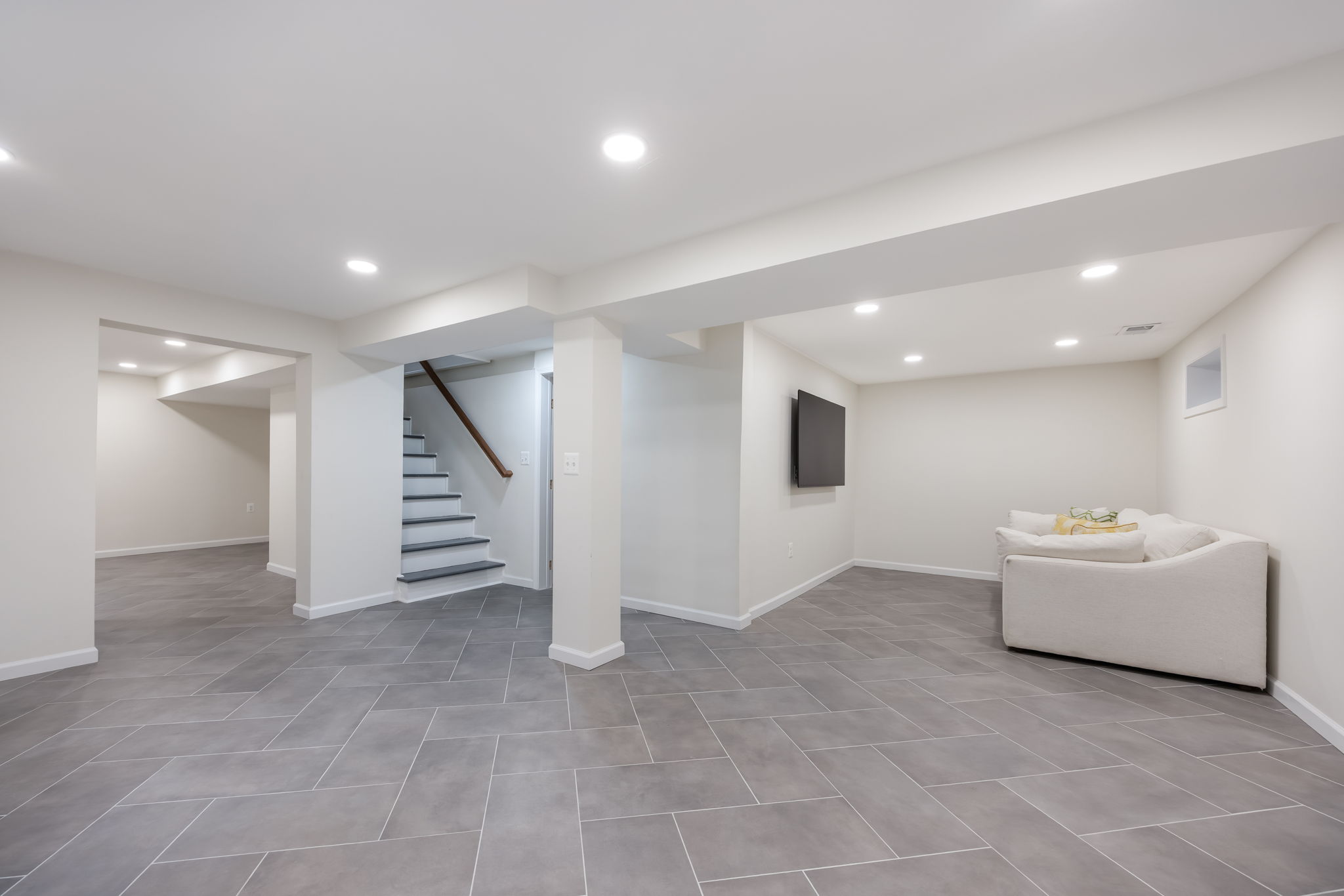 Lower level - expansive family room