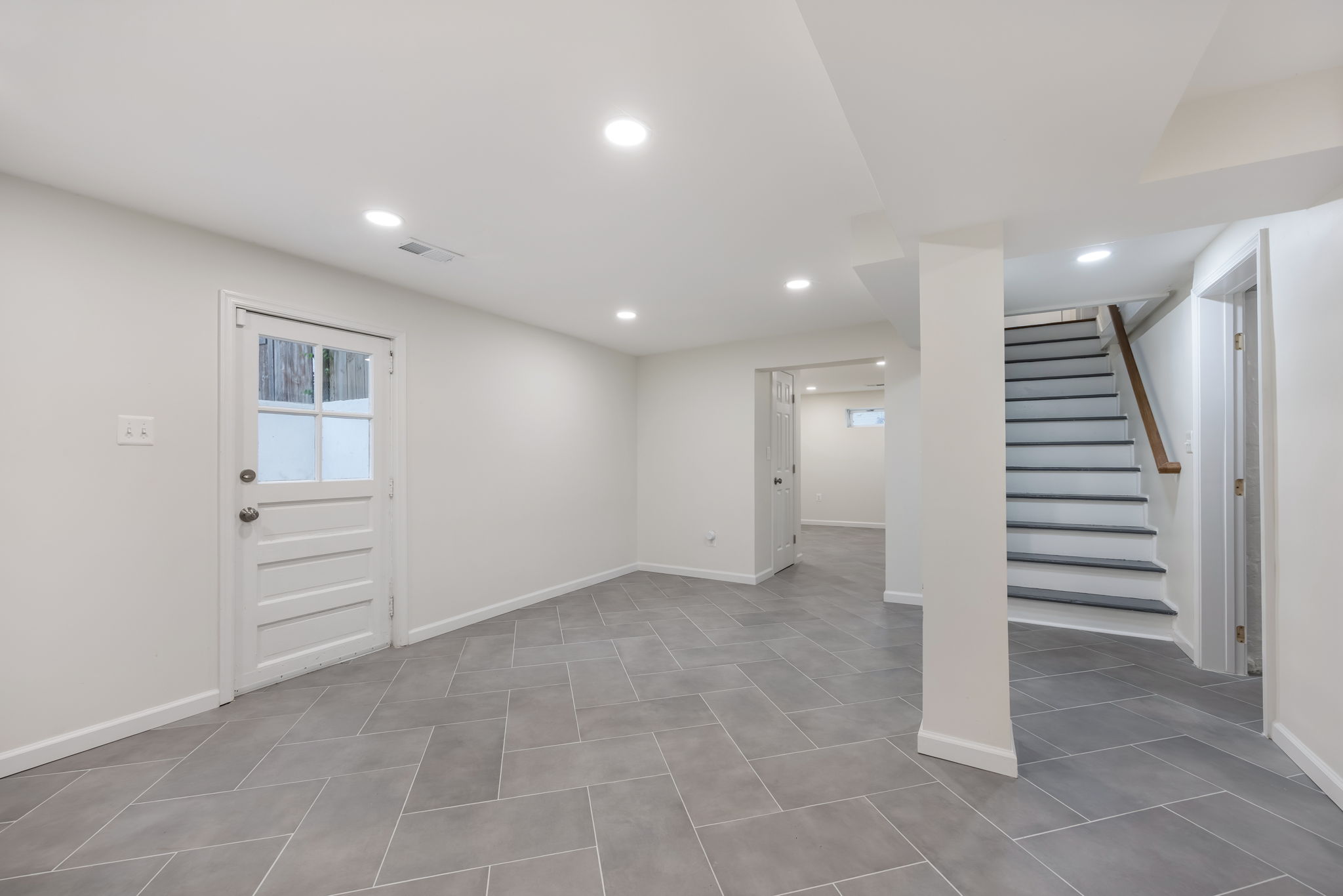Lower level - expansive family room