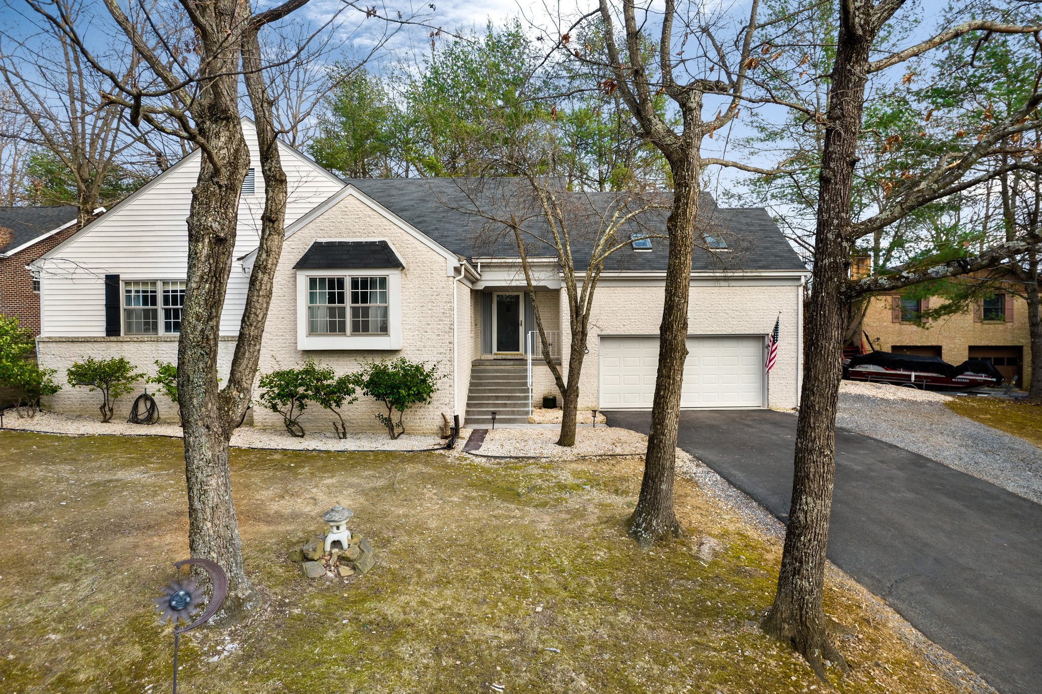 222 Fairway Cir, Cross Junction, VA 22625, USA Photo 3