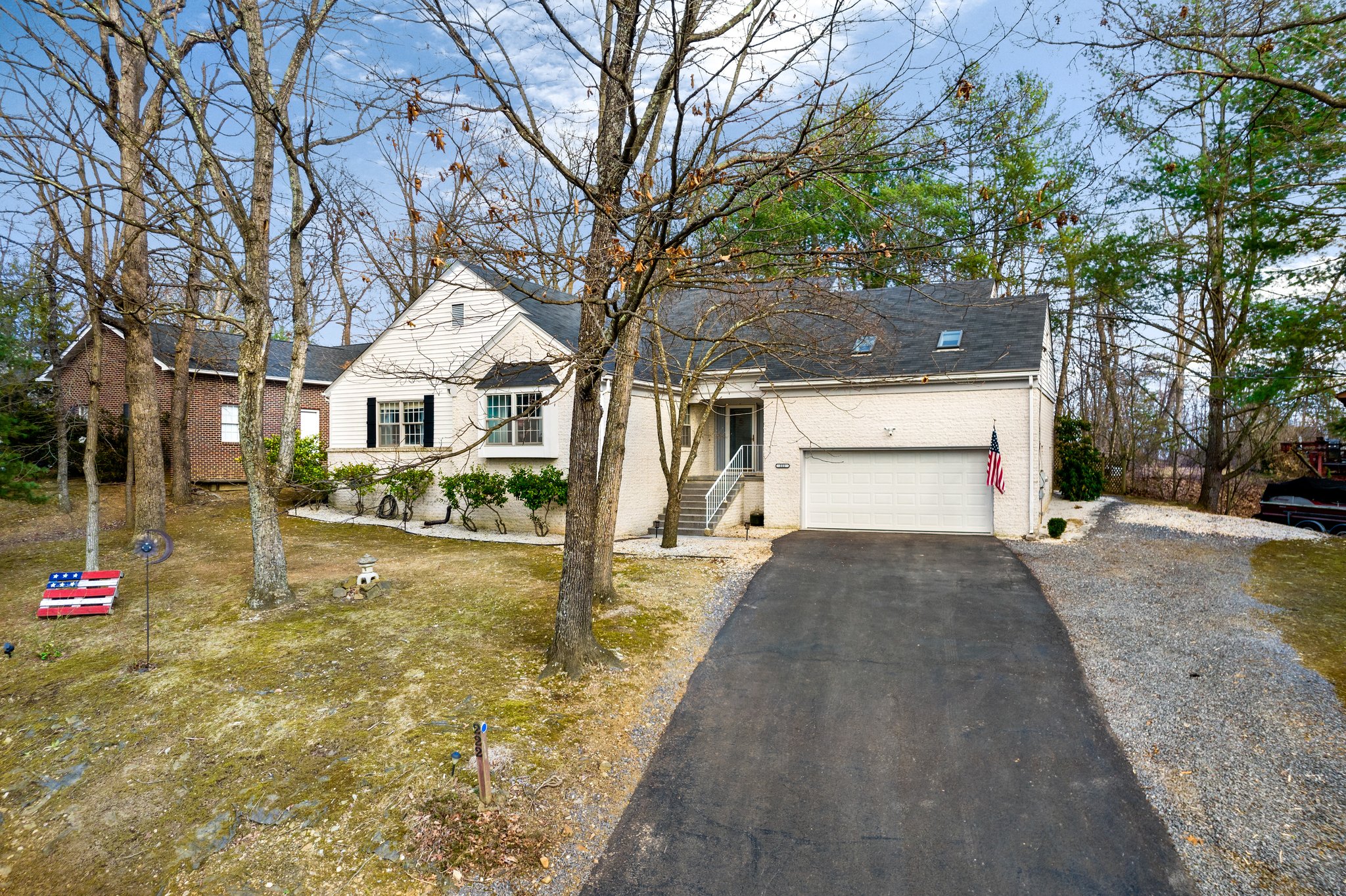 222 Fairway Cir, Cross Junction, VA 22625, USA Photo 2