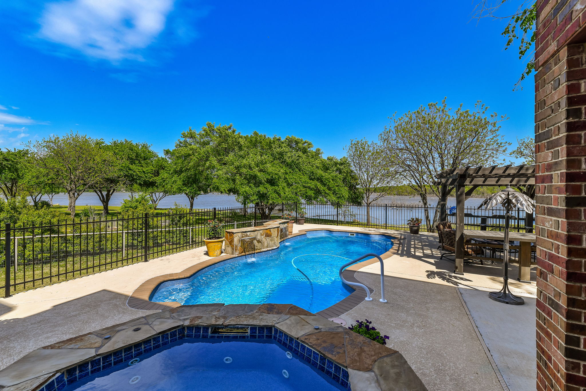 222 Lago Ln, Nocona Picture The Sell