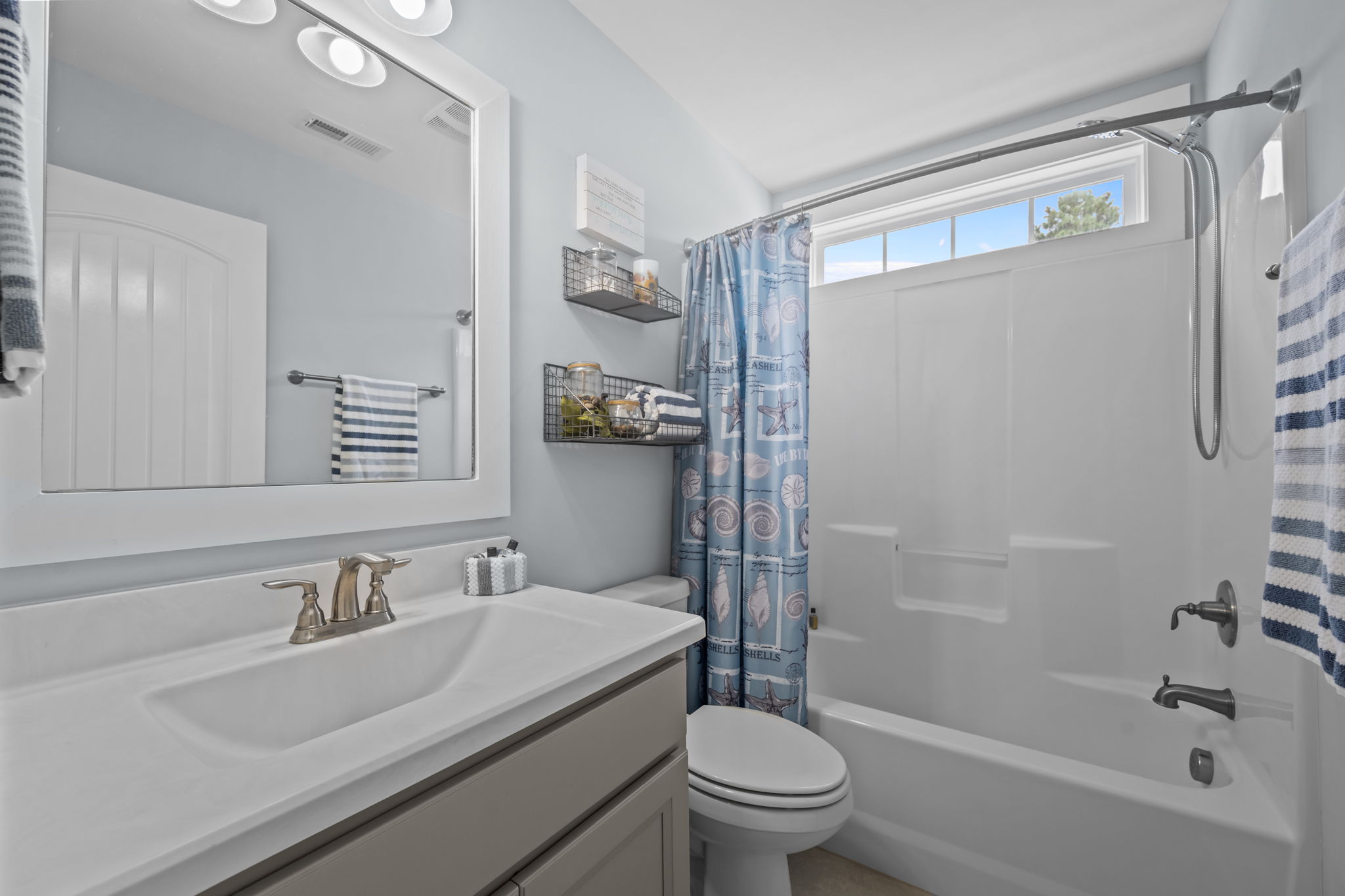 Guest Full Bathroom - Upstairs