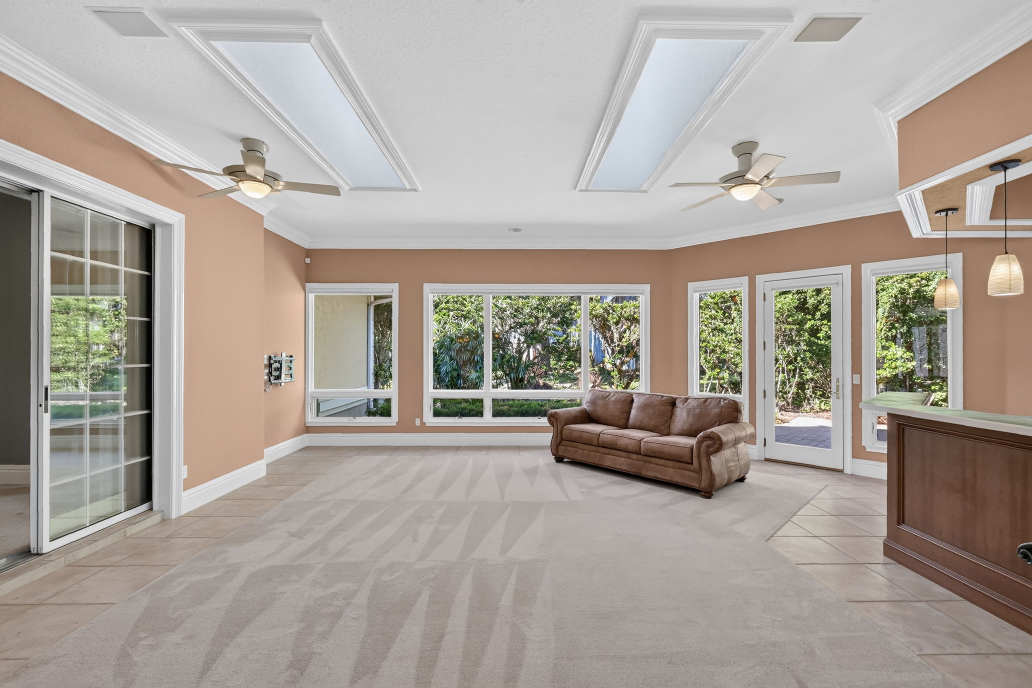 Expansive 25'x21' Florida Room
