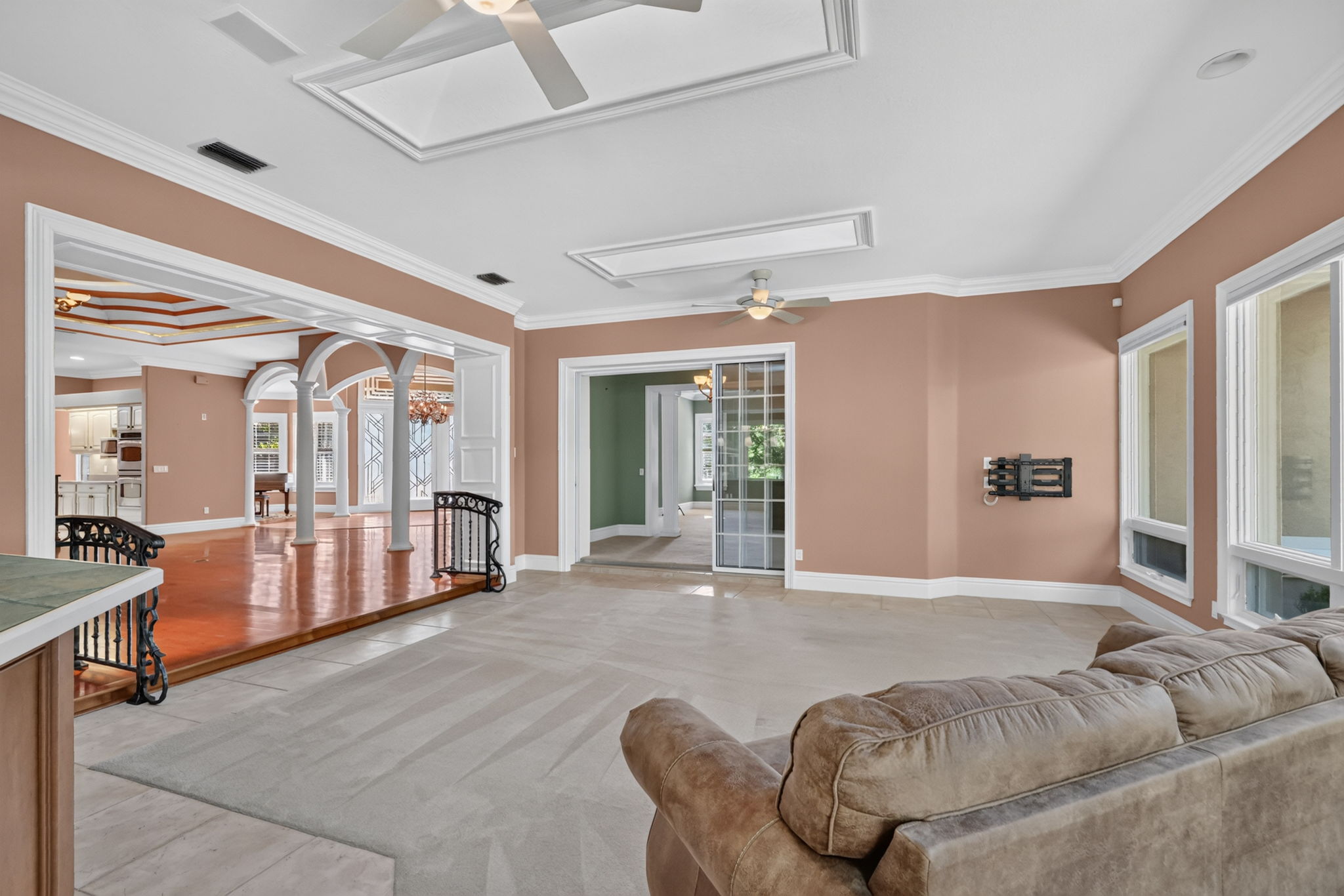Expansive 25'x21' Florida Room
