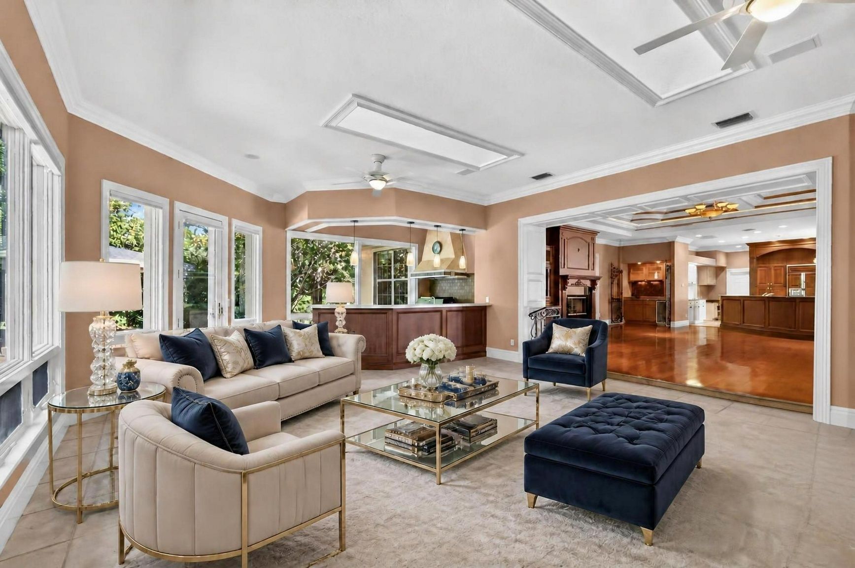 Expansive 25'x21' Florida Room-Virtually Staged 3