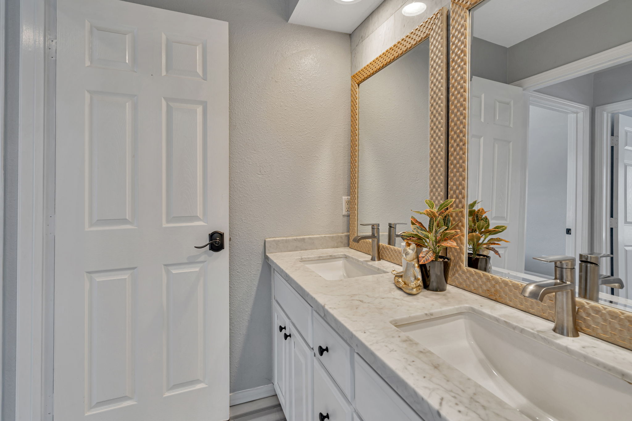 041_2220 Pettigrew Dr