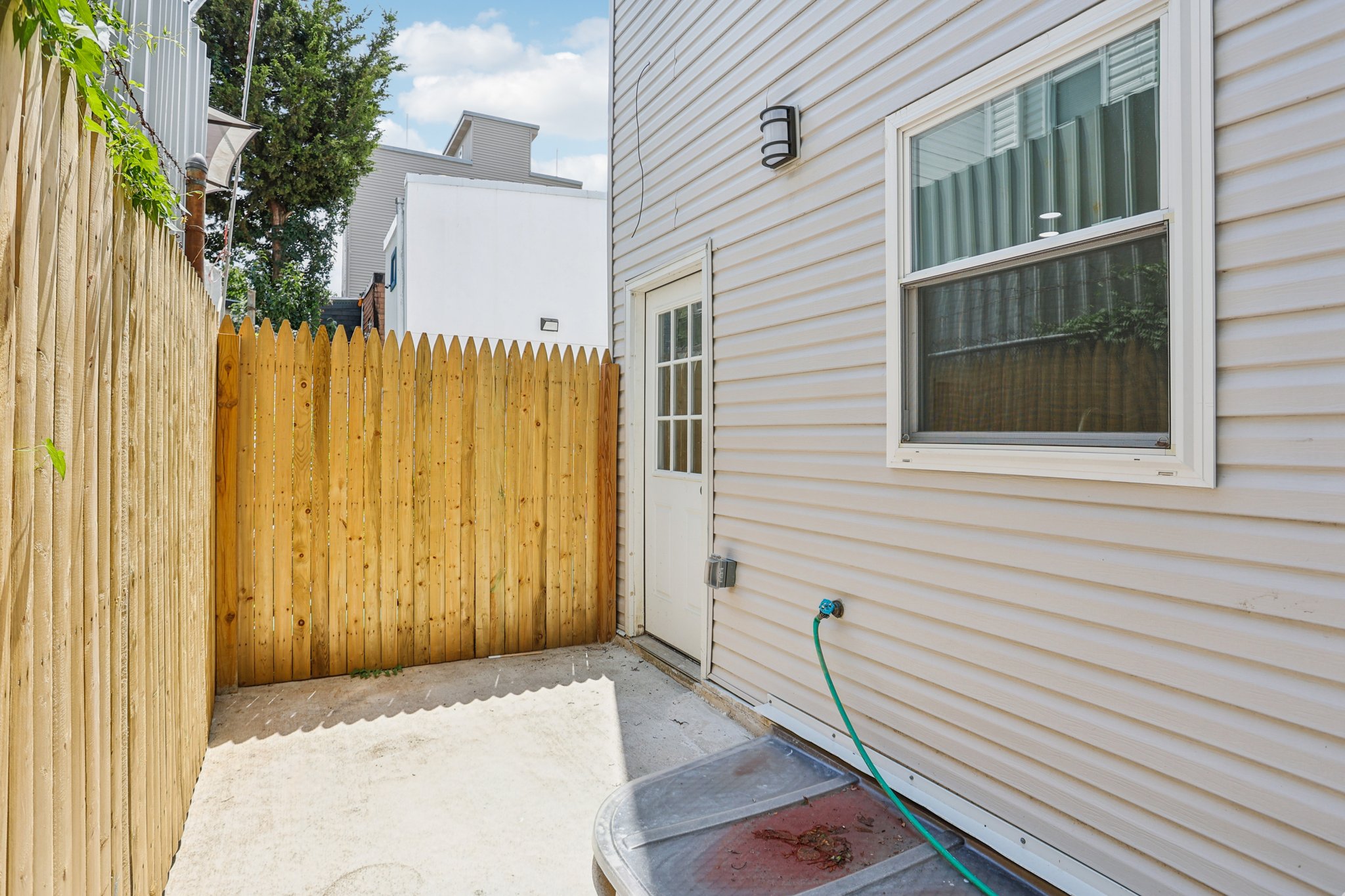 N Waterloo St-S1507-034.jpg