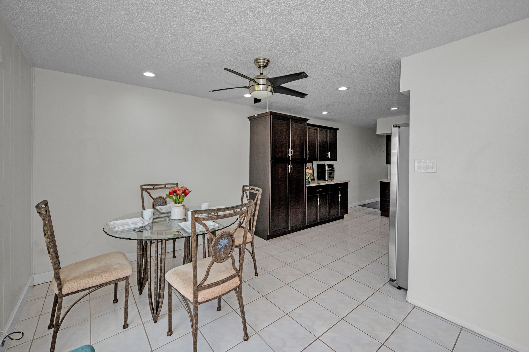 Kitchen Eat-in Area4