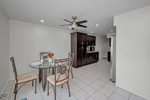 Kitchen Eat-in Area4