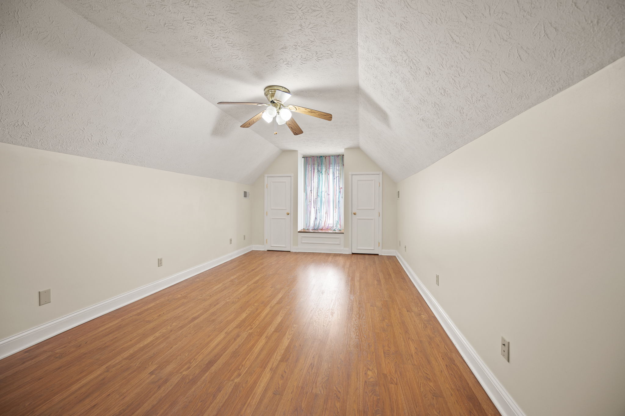 Photo 33
