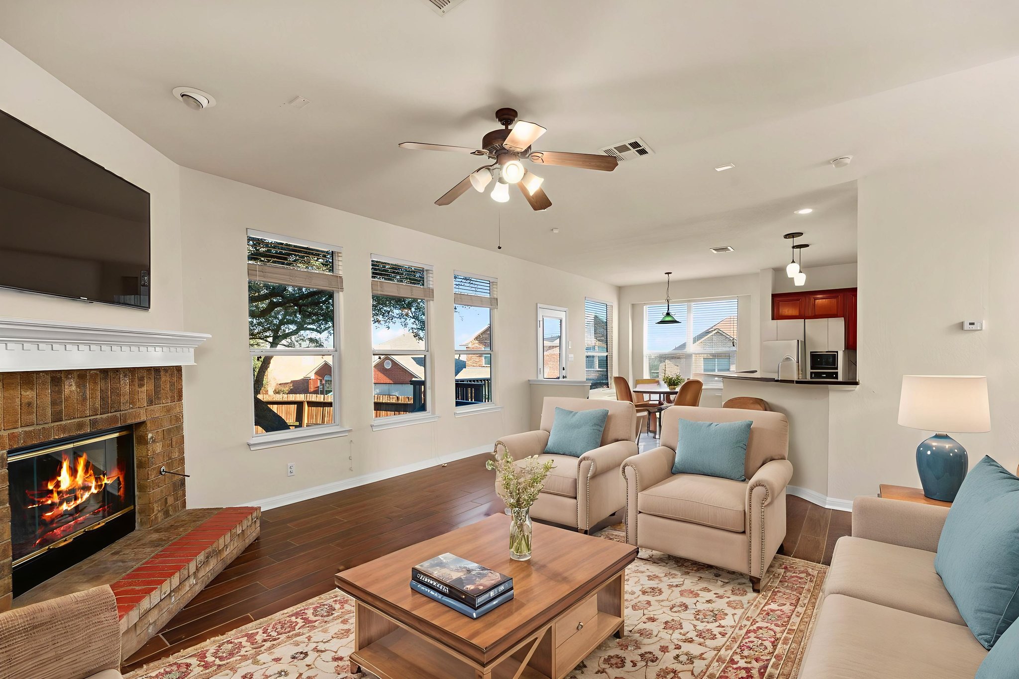 DSC08994 virtually staged.jpeg