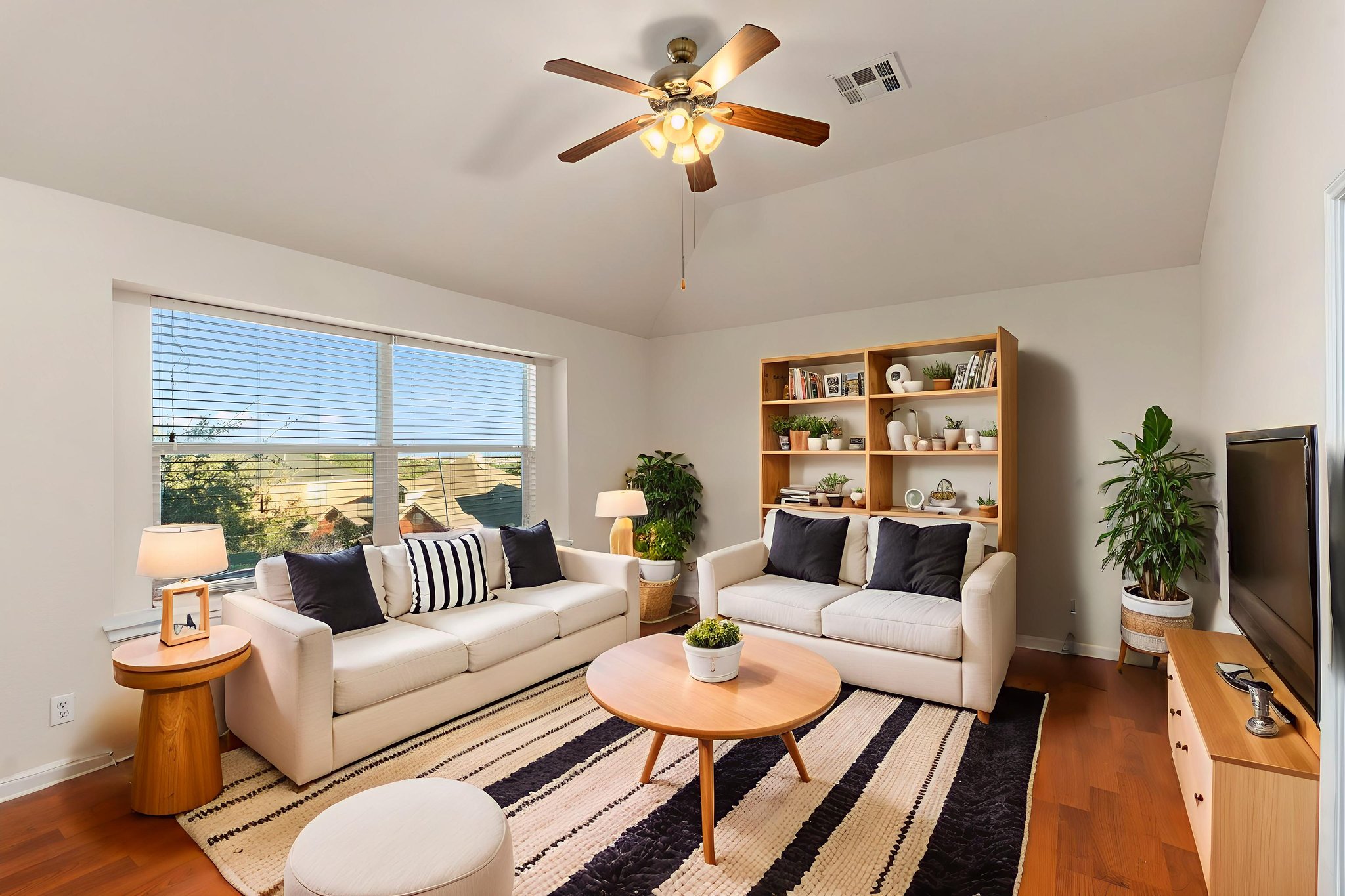 DSC09097 virtually staged.jpeg