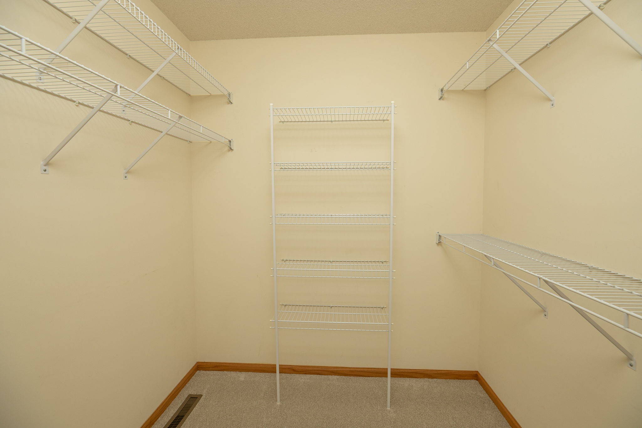 14-Walk in Closet