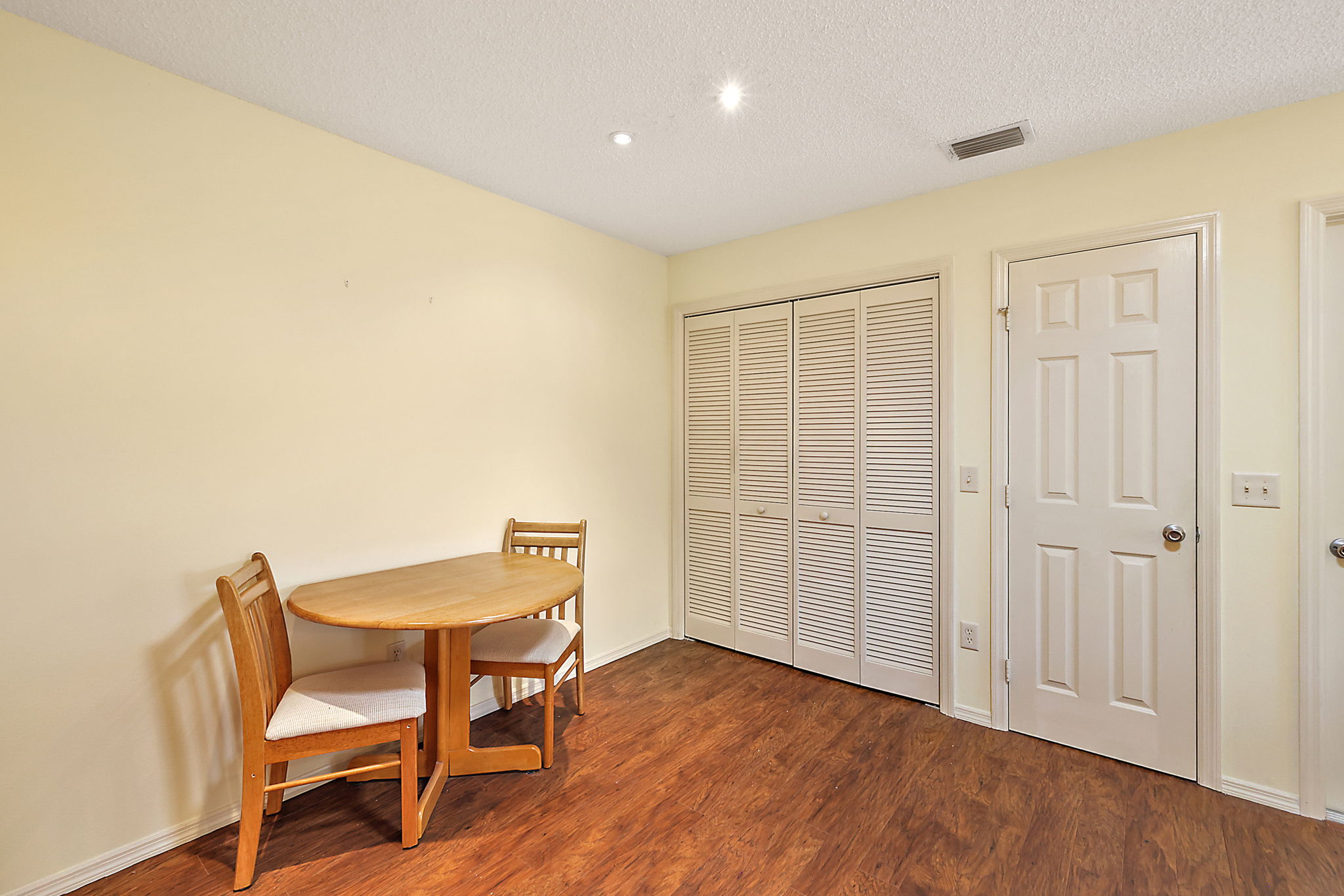 Kitchen Eat-In Area
