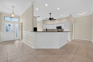 Kitchen Eat-In Breakfast Bar