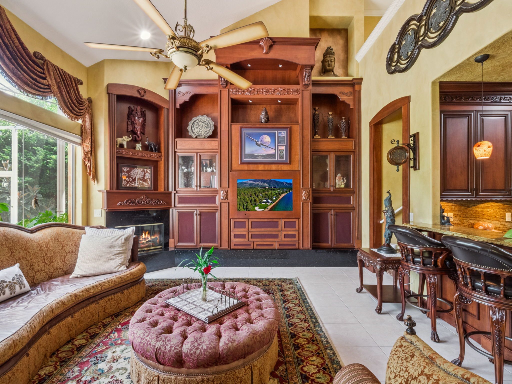 Living Room/Breakfast Area